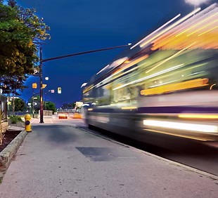 Autobuz in miscare